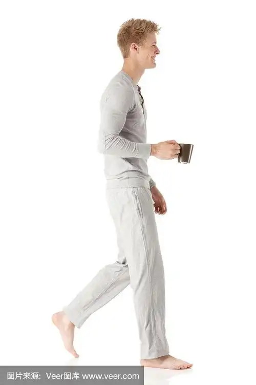 一个拿着咖啡杯走路的男人的侧影