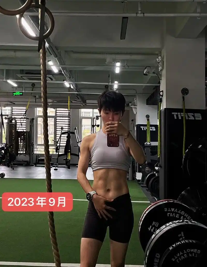 脸会看腻,但是腹肌不会呀 虽然这个过程没那么容易 减脂同时还要保