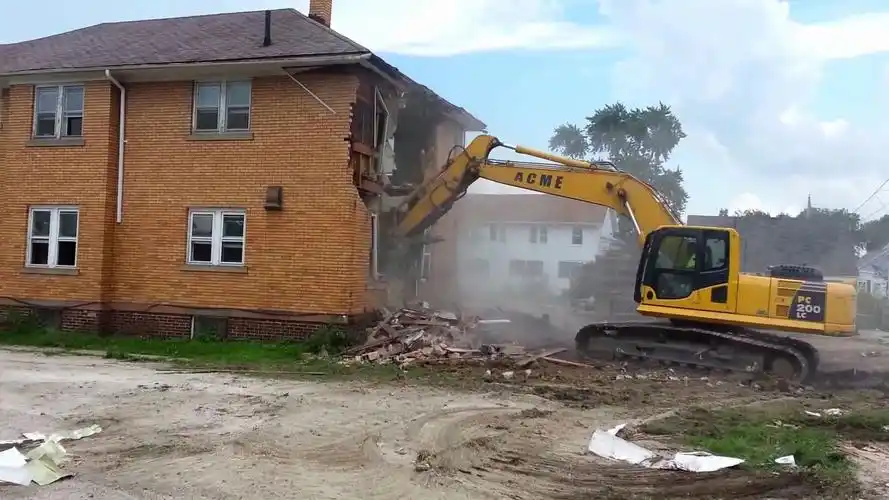 小松 komatsu pc200挖掘机拆房子