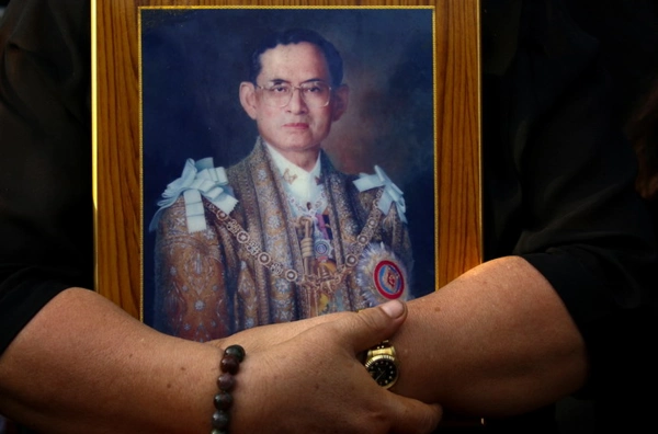 他曾向清朝乾隆皇帝进贡过,但后来他的结拜兄弟(拉玛一世)发动政变