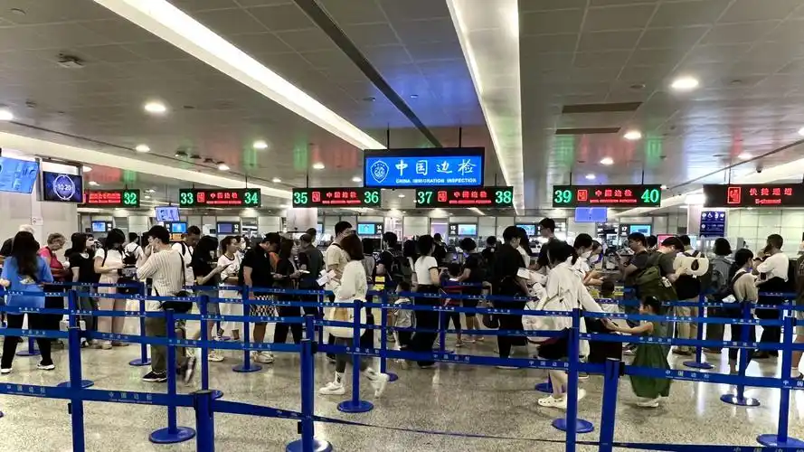 浦东国际机场口岸迎来节前客流高峰.