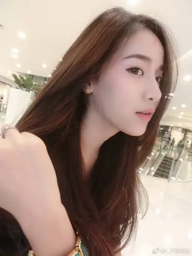 网红刘婷精彩演绎学生看到老师今天穿著高跟丝袜就跟到家里了.