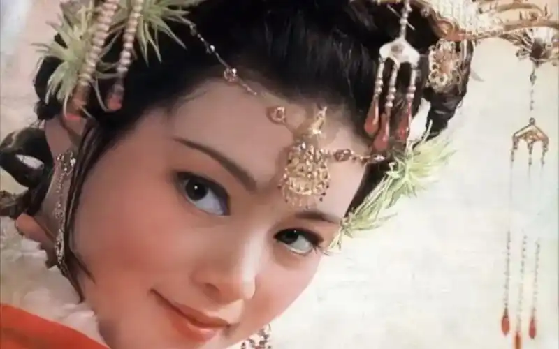 杜十娘我只认潘虹版,周身珠光宝气,那像什么花魁啊!