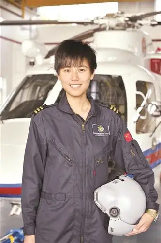 担任s76机型搜救飞行员期间,她带领机组安全地完成了一次又一次的救助