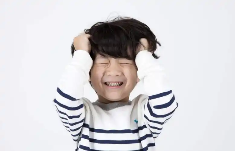 3岁孩子每次都爱调皮捣蛋,管也管不住,爸妈到底该怎么办?