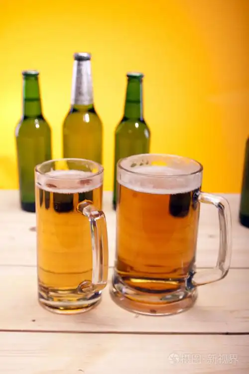木制桌子上的冰镇啤酒