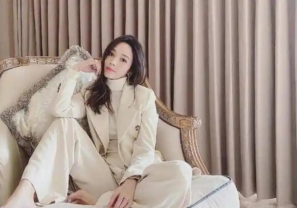 昆凌误用侯佩岑照片甩锅建商,然而这照片,两个月前就有了_周董_配文