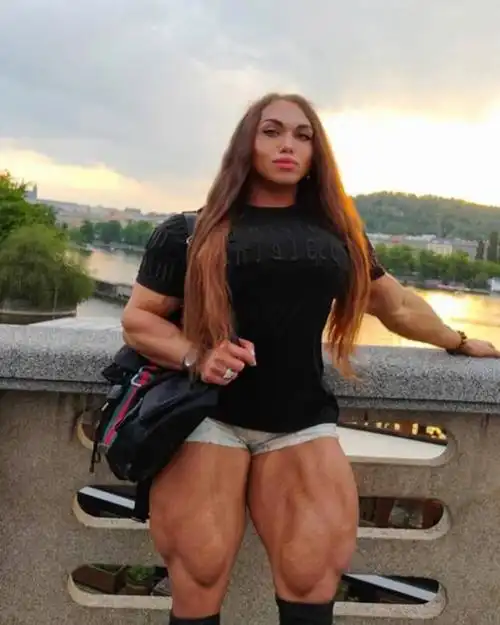 俄罗斯最强壮健美女子,拥有超大肌肉,这两肌肉男在她面前弱爆了