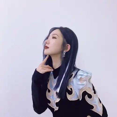 火箭少女孟美岐生日直播翻车特效扮丑卡住拼接风外套超个性