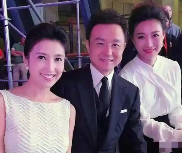 央视主持人李梓萌曾躲在厕所录音45岁仍未婚有何隐情