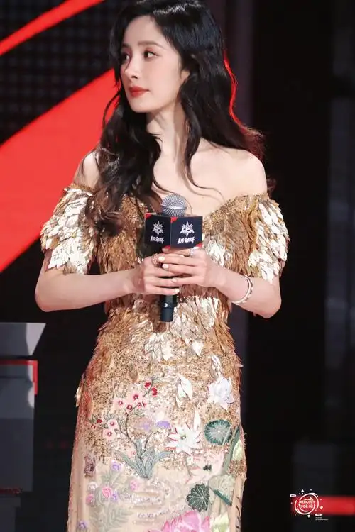 杨幂深v鎏金长裙##杨幂鎏金羽翼裙##杨幂缪斯女神裙