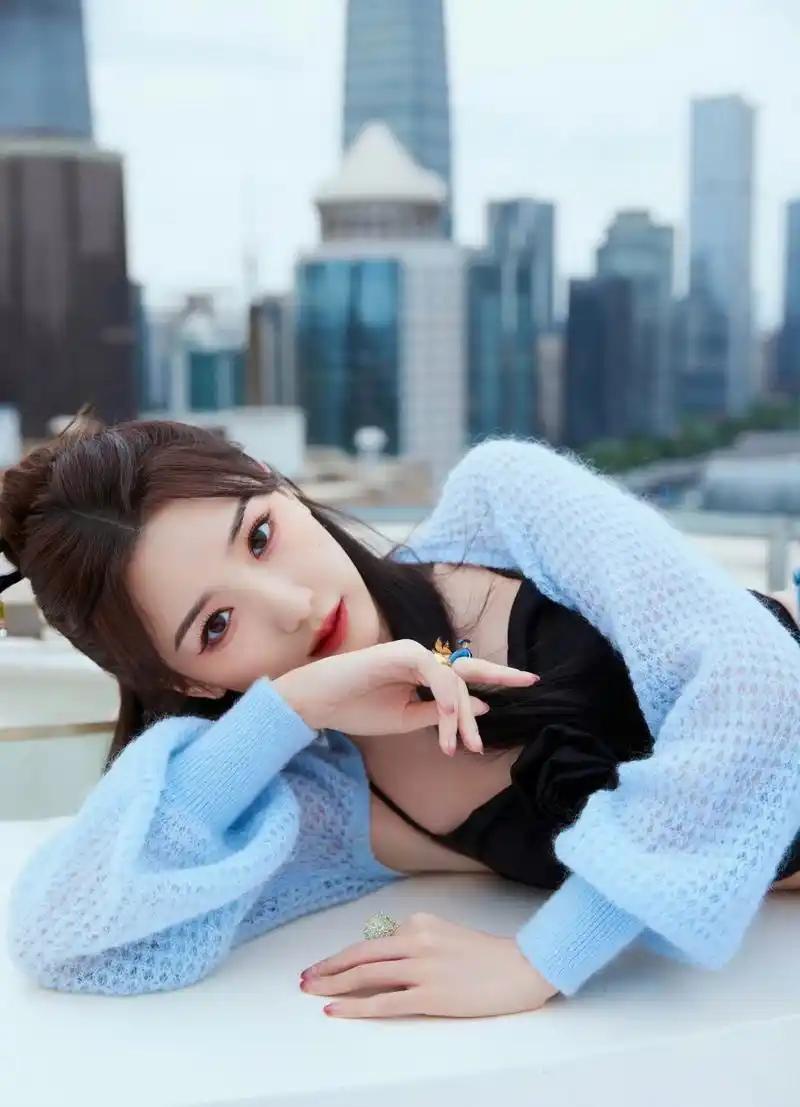 毛晓彤穿蓝色薄外套,特别小清新淡雅,好美.