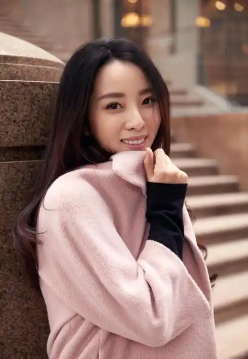 央视女主持人李思思,太美了