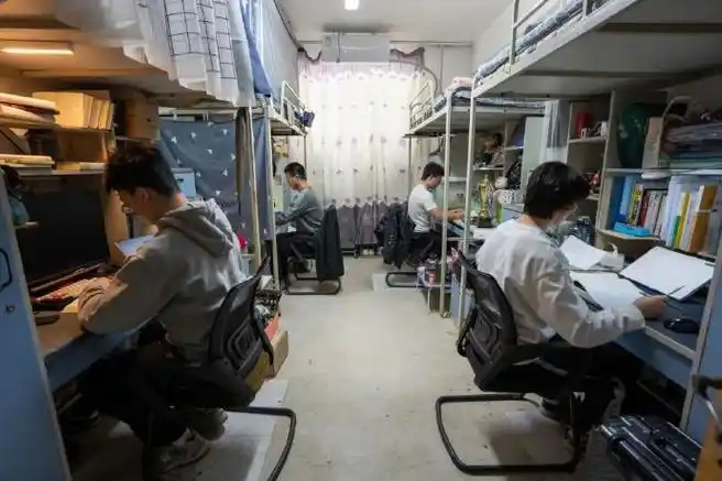 【#学霸寝室4名男生全员保研#】近日,@哈尔滨工业大学一男生宿舍4人全
