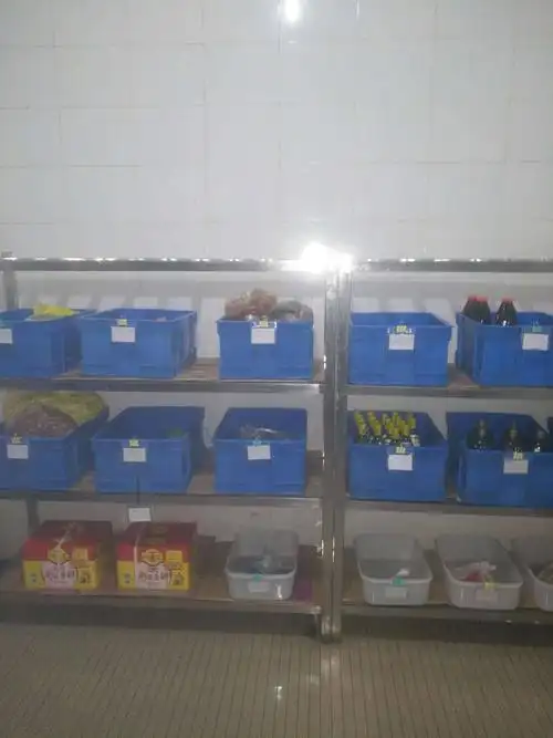 副食库的管理是每一样食品都分类上架,并且帖上标签.