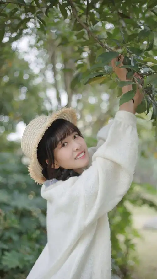 小编给您带来一组森系小清新美少女写真图片手机壁纸~图片中的女孩身