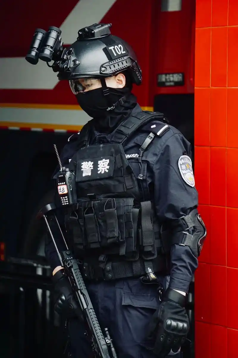 年轻人不妨穿一次swat,这是国家和人民给你的荣耀和信任!#特警