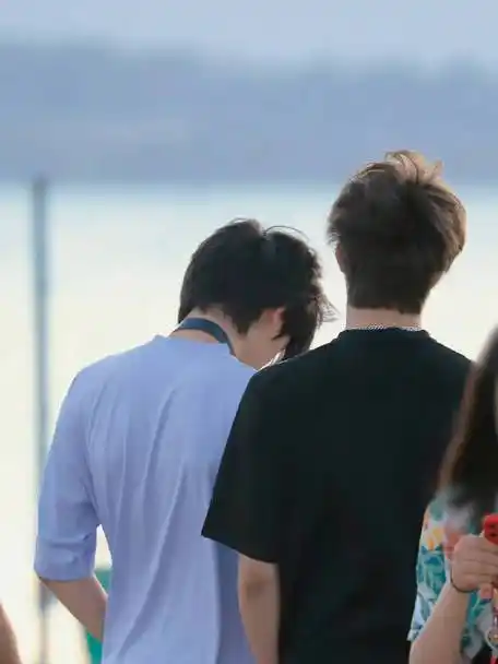 宋亚轩刘耀文海边视频##宋亚轩刘耀文背影视频