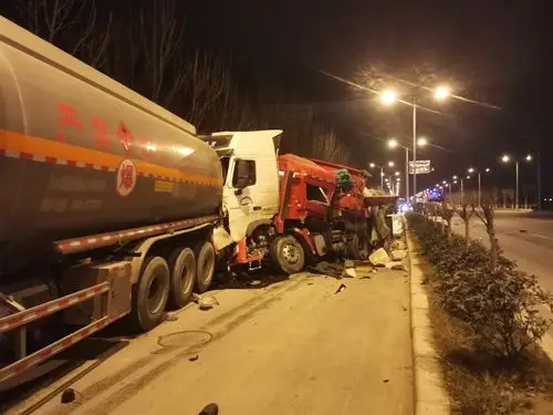 黄埠镇李斯楼附近一辆半挂货车与两辆半挂油罐车发生交通事故,一人被