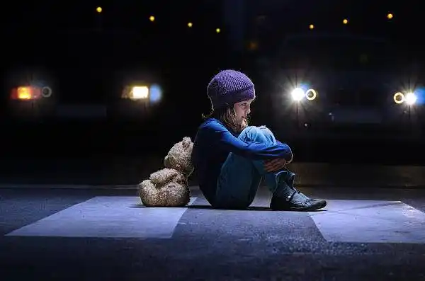 过度使用电子产品可能诱发孤独症!