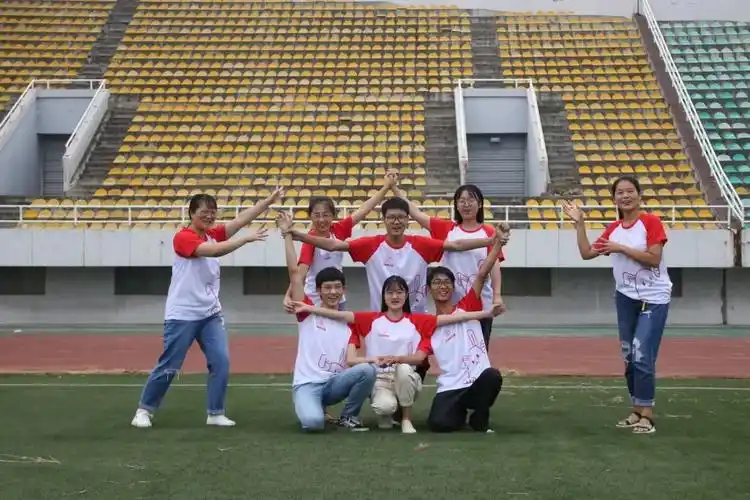 组,一组9人(4组),每组要在30分钟内想出队长,队名,口号,队歌以及队形