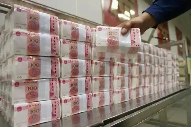 实拍印钞厂的工人,想知道每天数着一大把钱却不是自己的感觉吗?