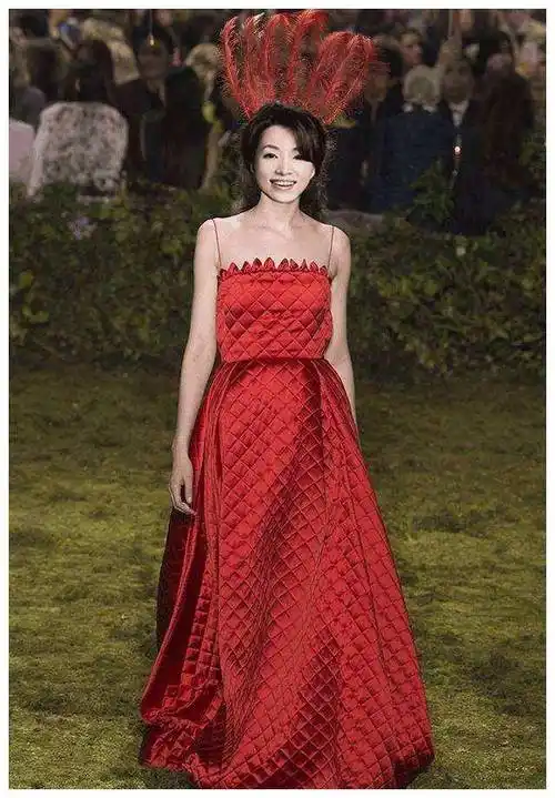 原创董卿做主持人也不老实裹块红布当礼服穿对自己气质真自信