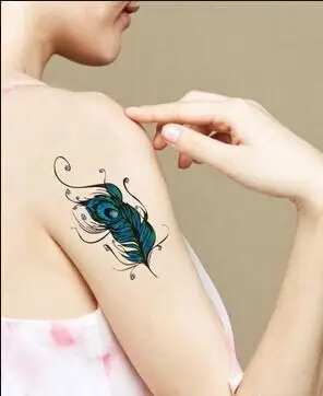 清纯女生手臂唯美的彩色羽毛纹身图片