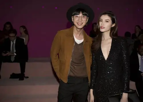何穗仙姑闪耀纽约时装周tomford头排看秀