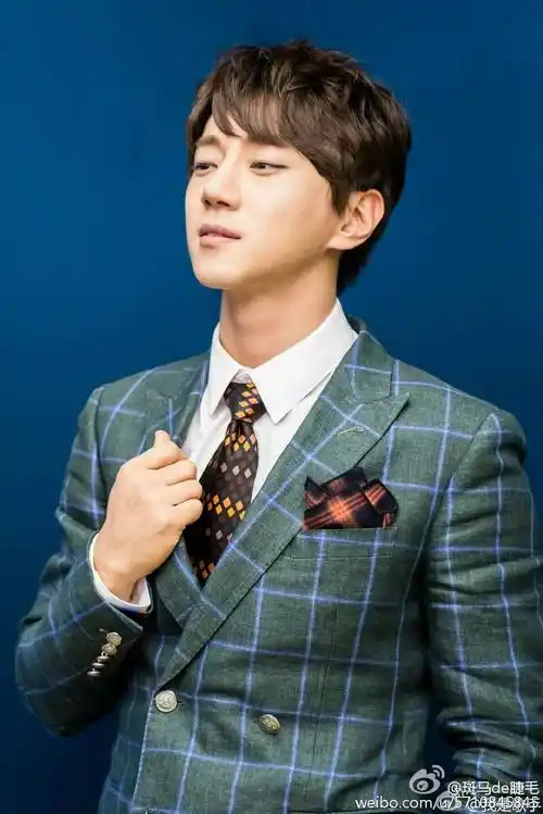 1982年12月3日出生于韩国庆尚北道龟尾市,韩国男歌手,声乐老师