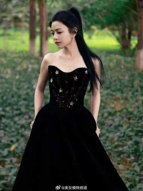 陈妍希穿黑色抹胸长裙露香肩 扎高马尾元气少女感满满__财经头条