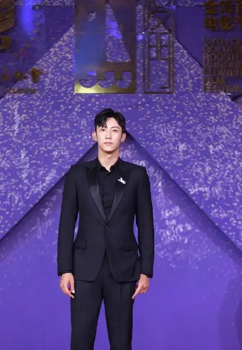 简介:黄景瑜黑色礼服西装帅气图片,分享一组黄景瑜图片给大家,图中的