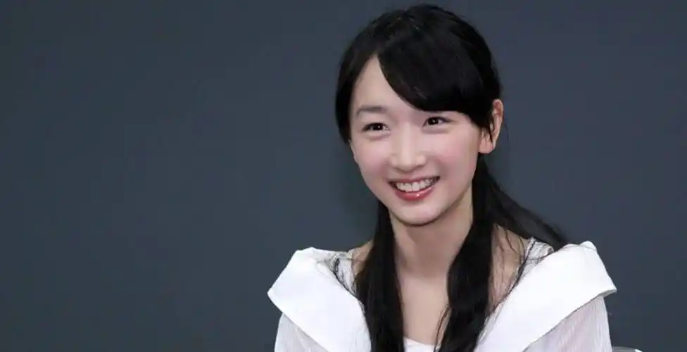 周冬雨和男子在商场被拍,看电影去酒吧次日凌晨才现身_朋友_分析_网友