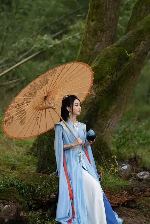 照#赵丽颖 在新剧《与凤行》中的撑伞剧照,展现了独特的古风侠客造型