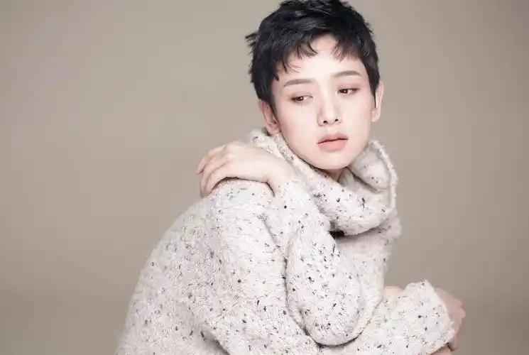 她从主持跨界做演员,出道多年,如今凭借《我的真朋友》走红!_李晓峰