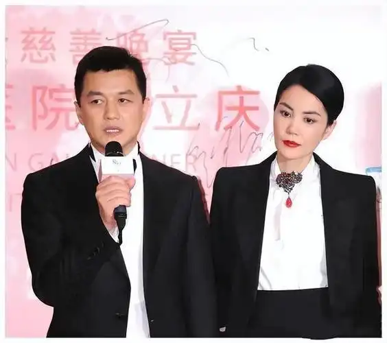 为了追求王菲,李亚鹏费了不少心思,为了让感情受挫的王菲再次打开心扉