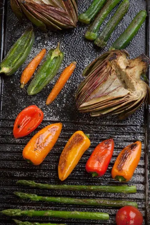 木板上的烧烤蔬菜