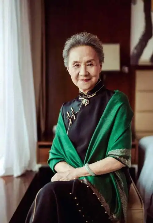 三代女演员同框,满脸皱纹的她却成为焦点