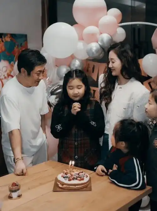 原创乔杉全家福曝光幸福四口复制粘贴女儿神似老爸