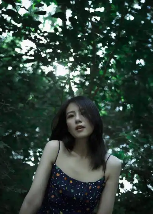 原创高圆圆气质真是绝了身穿蓝色印花吊带裙女神的品味果然不差