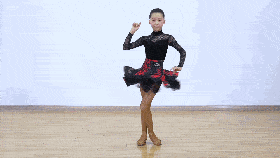 想让拉丁舞旋转速度快又稳,请按以下方式训练.