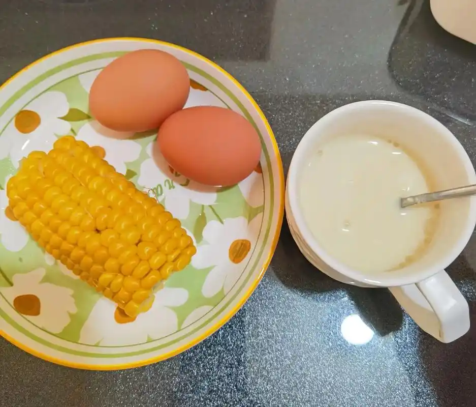 早餐:半个甜玉米 水煮蛋2 无糖豆浆 午餐:木耳炒西兰花 煮鸡腿2 全麦