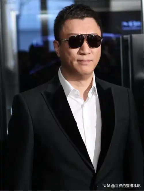 脸大短发发型图男,男人过了40岁尽量别留长发,梳油头!