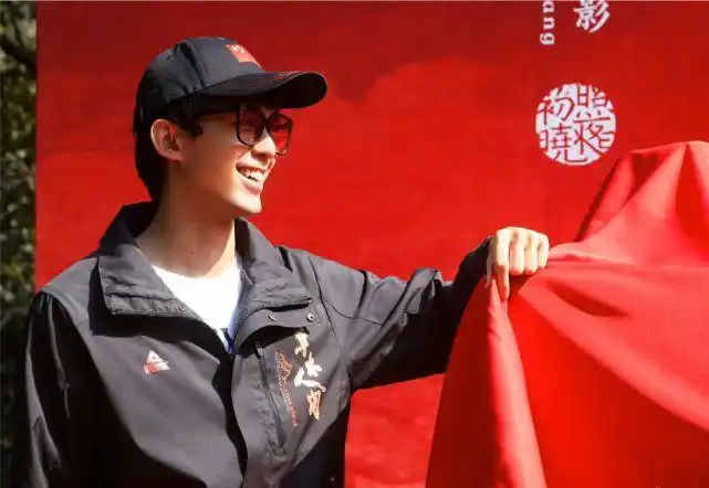 吴磊单手抱起赵露思新剧花絮甜齁了还和胡歌合作新电影