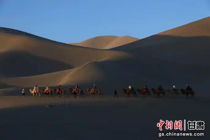 甘肃敦煌:大漠春日晨光如画-中新网甘肃