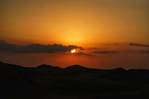 腾格里沙漠月亮湖