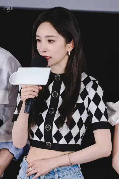 杨幂龚俊立狐妖热度flag#杨幂今日活动饭拍  连轴转的行程丝毫不影响