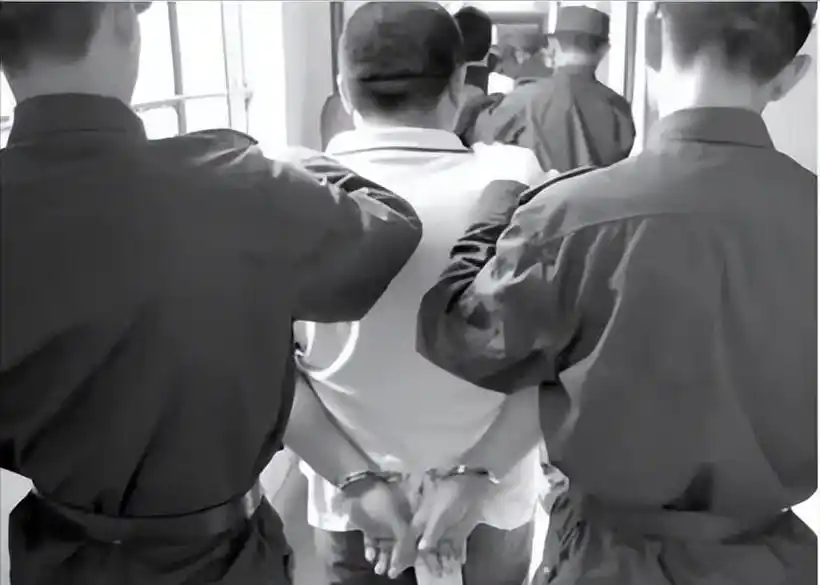 回顾:河北一死刑犯枪决前6分钟,现场响起电话,法官接听后:延缓