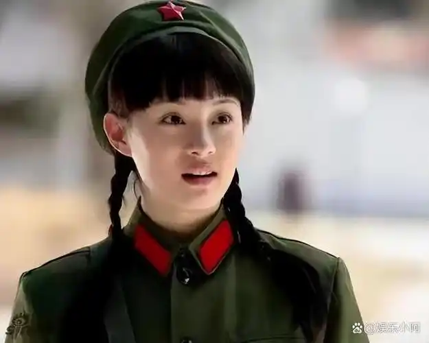 尽管已经离开多年,孙俪仍然保持着军人般的挺拔气质.