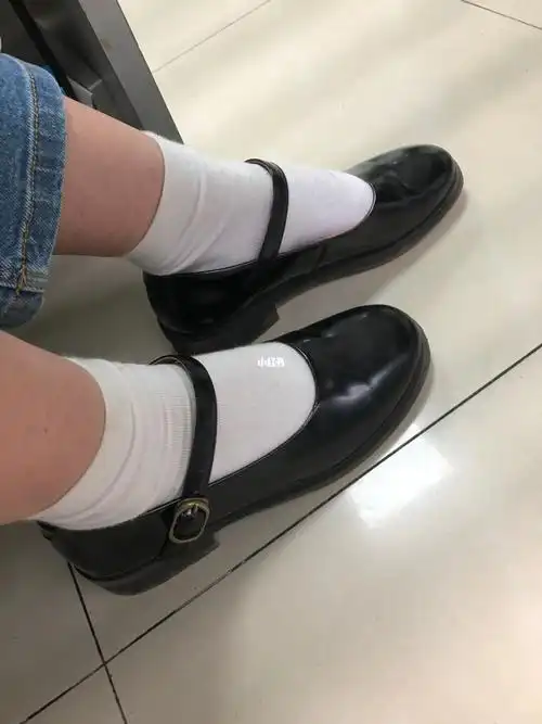 我可真是太爱这种精致的鞋子了,漆皮的玛丽珍,配上白袜子,有小裙子就